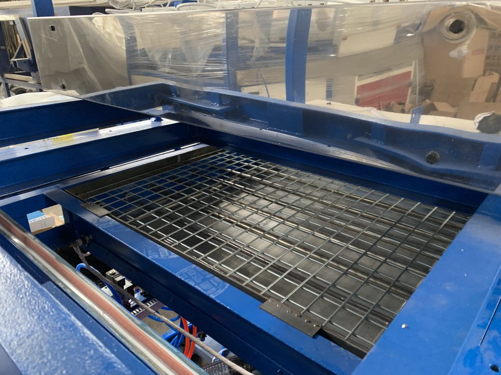 Auto Type Industrial Vacuum Forming Machine 12 2019.4.17IMG 1189 1024x768 1